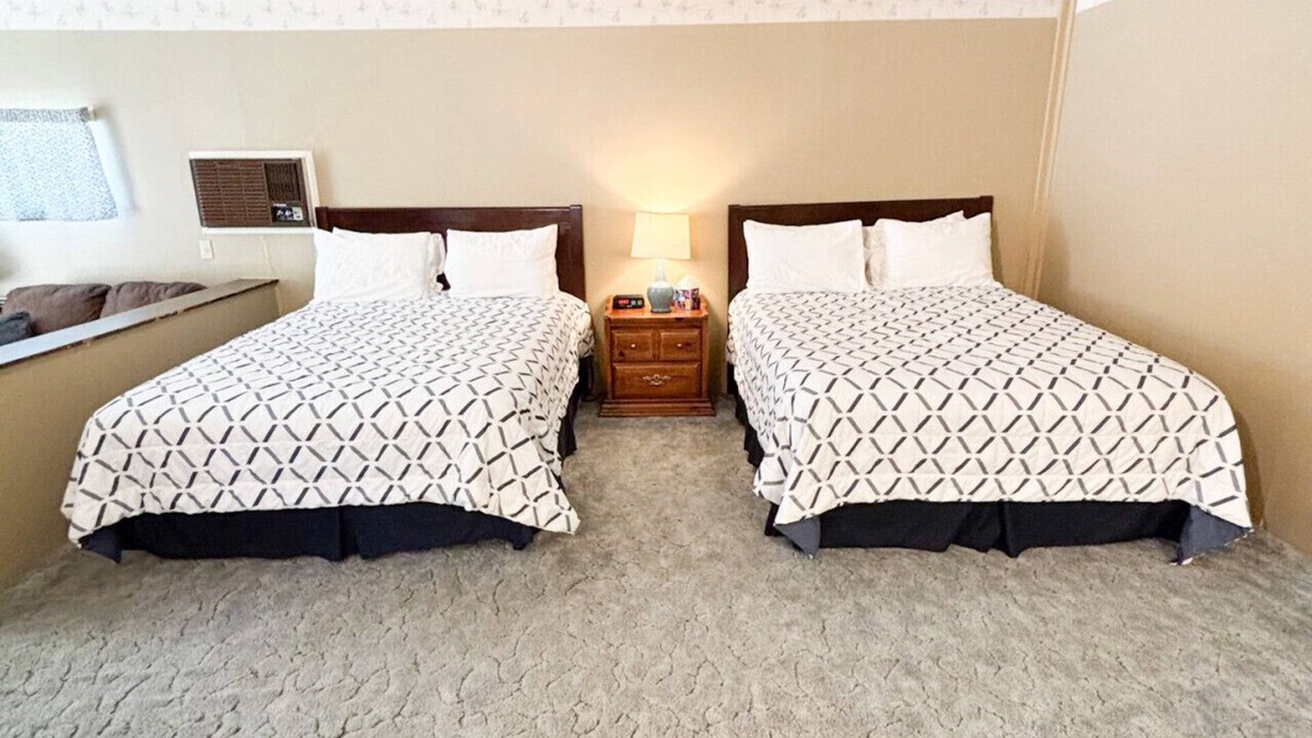 Kerby Condo | Chardonnay Room at Kerbyville Inn