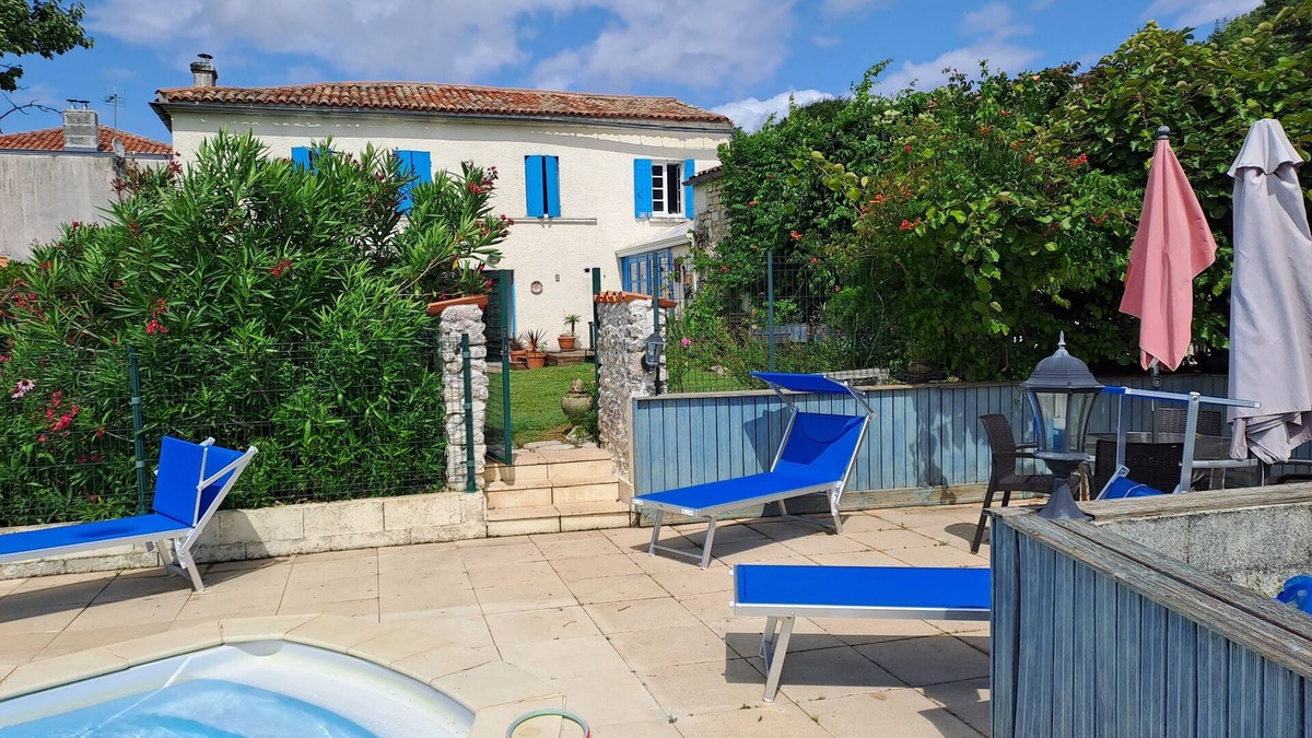 Saint-Georges-Antignac House | Charentais country house with swimming pool in the heart of the vineyards