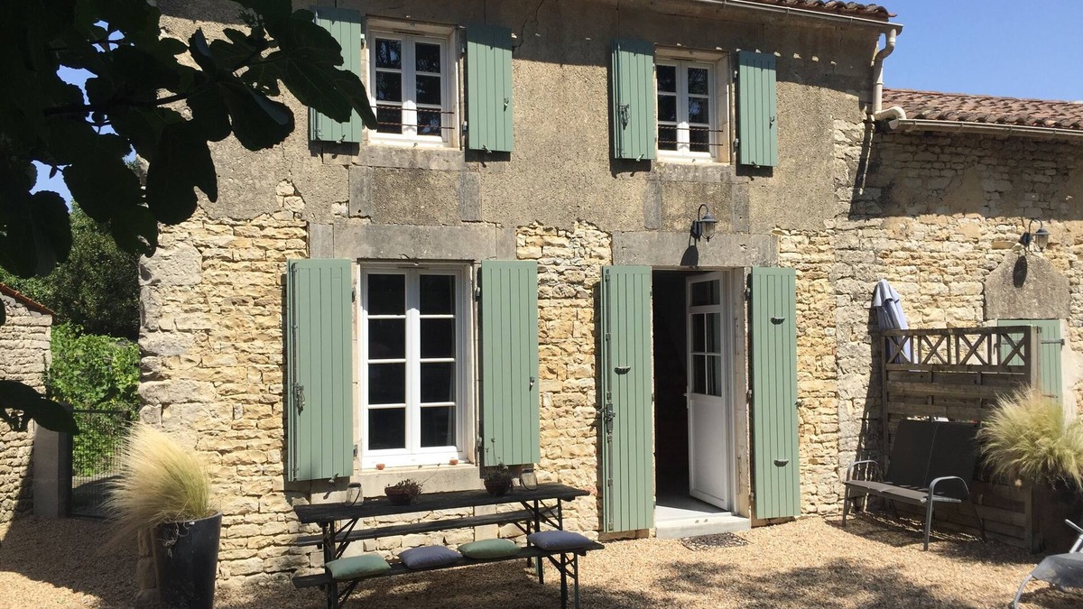 Bernay-Saint-Martin Cottage | Charentaise stone house (4 pers), bucolic, quiet ! central, pets OK