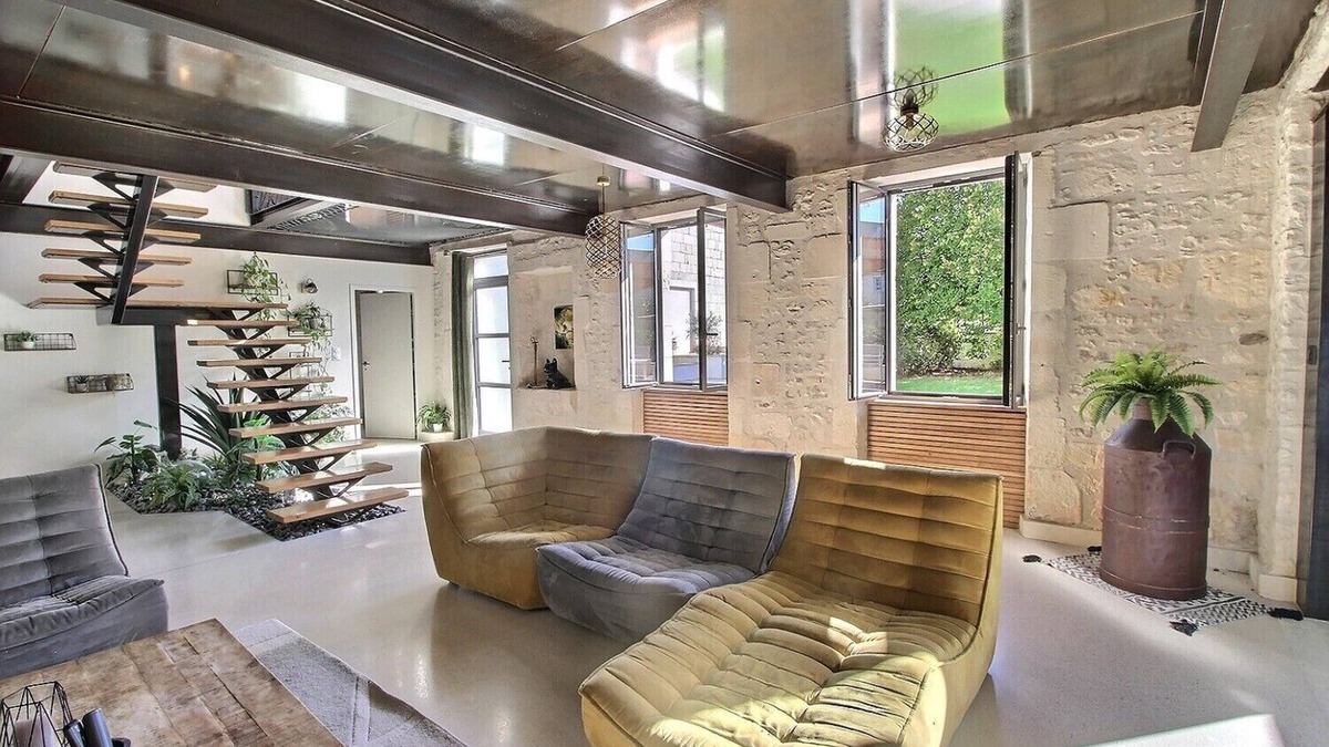 Colombiers Villa | Charentaise with an industrial look