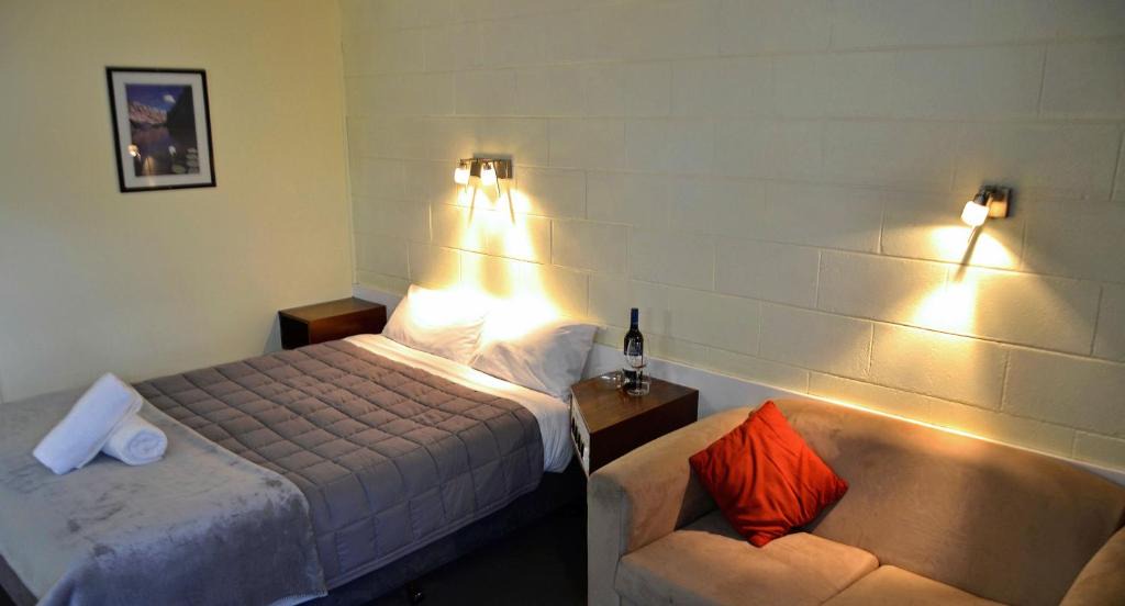 West Wyalong Hotel | Charles Sturt Motor Inn