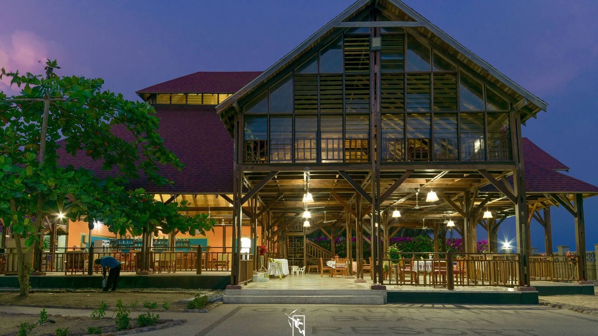 Ampenyi Hotel | Charlestina Beach Resort