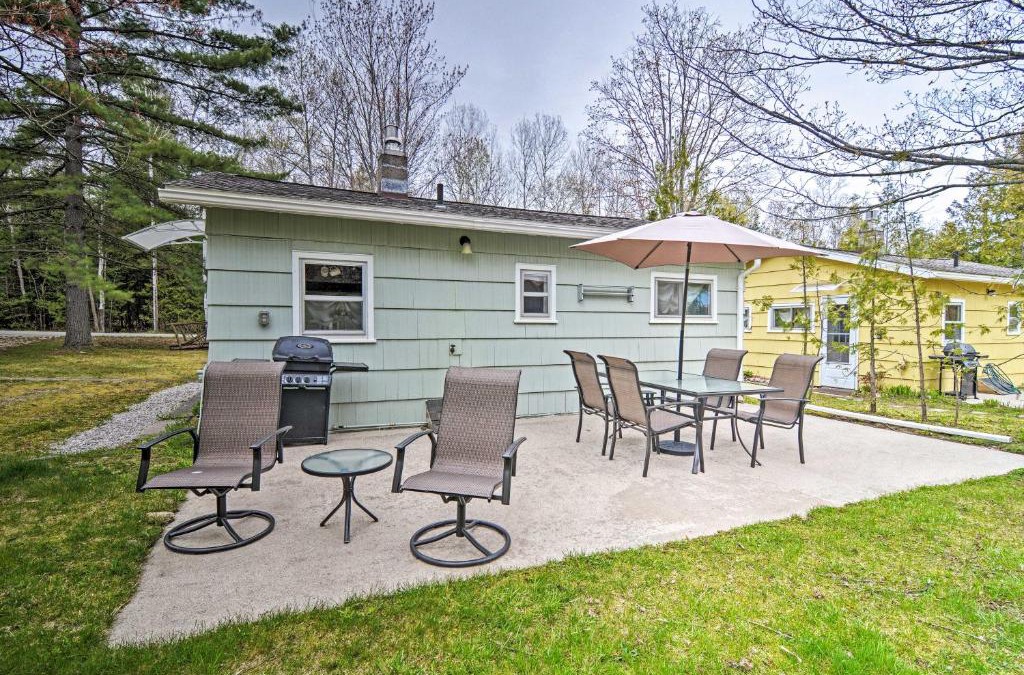 Charlevoix House | Charlevoix Cabin with Patio and Grill - Steps to Lake!