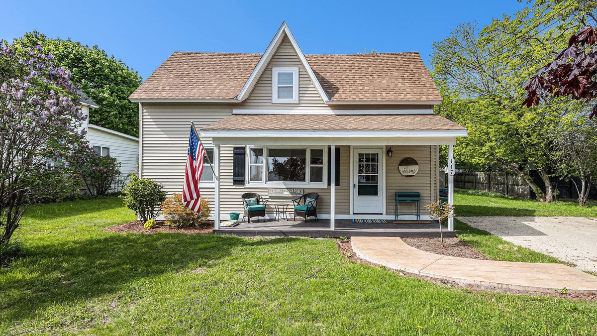 Charlevoix House | Charlevoix, Gorgeous Fall Colors, Privacy, Walk to Town, Quiet!