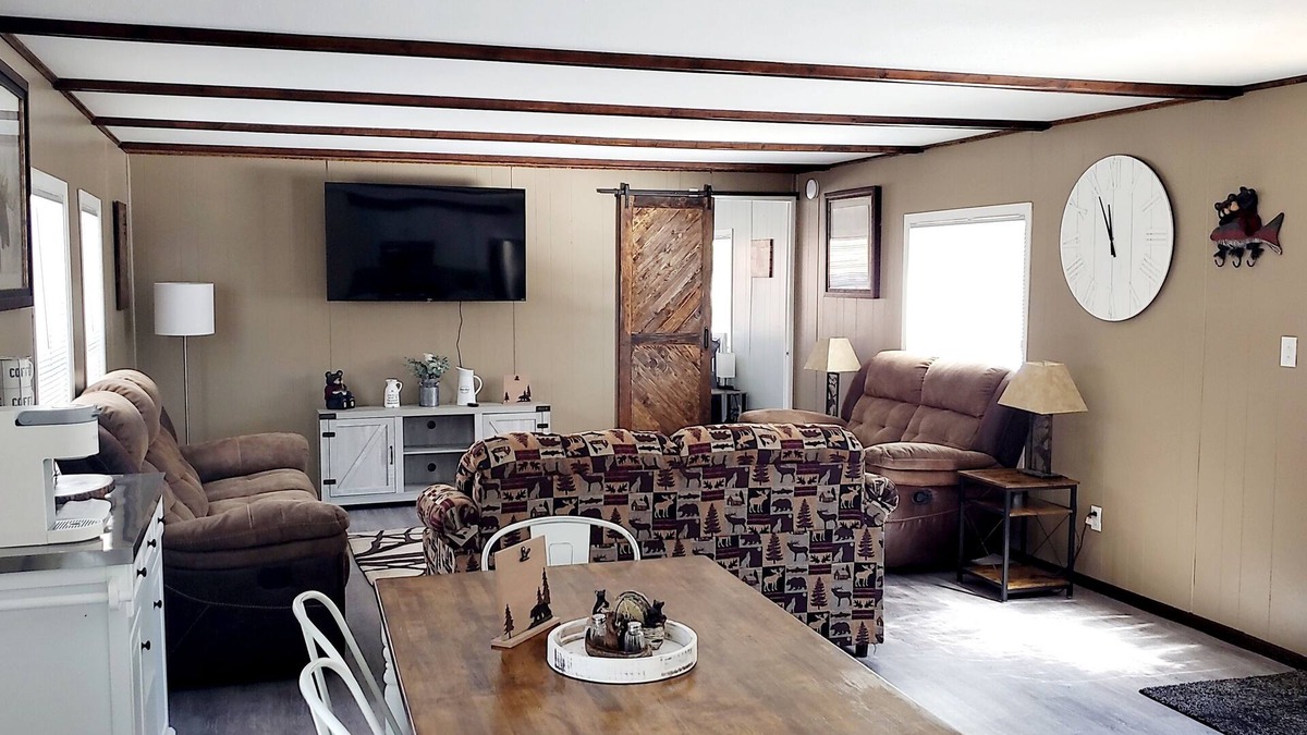 Lyndon Station Cabin | Charlie's Woodside Getaway-4 miles from the Dells!