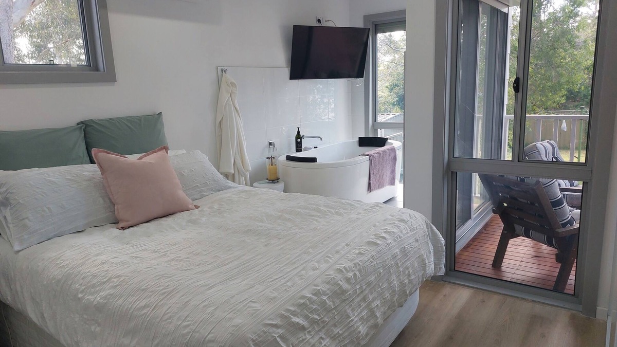 Faulconbridge Cottage | Charlie-vile Romantic spa Escape
