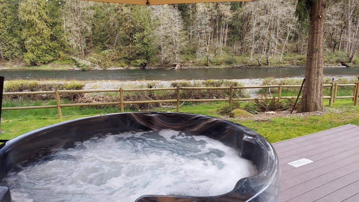 Molalla Cottage | Charlies Riverfront Cottage