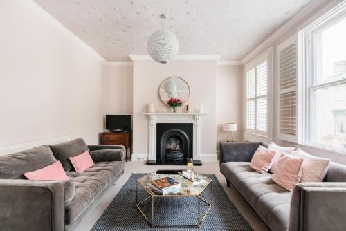 Upper Town House | Charlotte Street Apartment