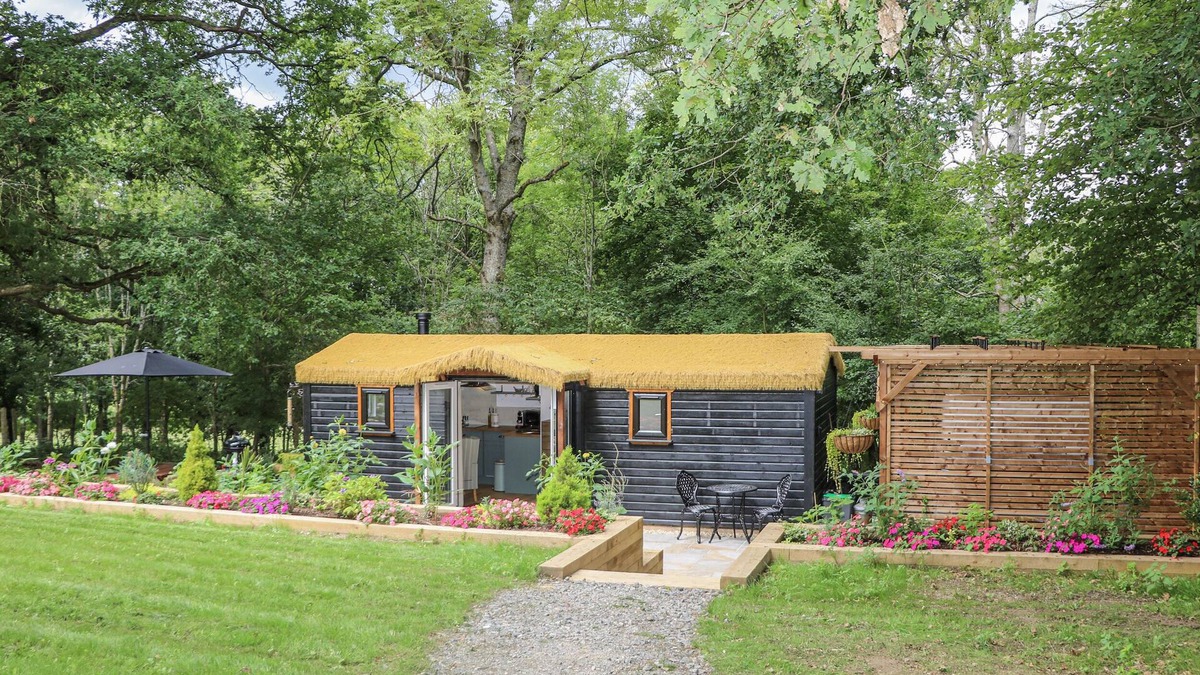 Staplefield Cottage | CHARLTONS HOLLOW CABIN, pet friendly, with hot tub in Bolney