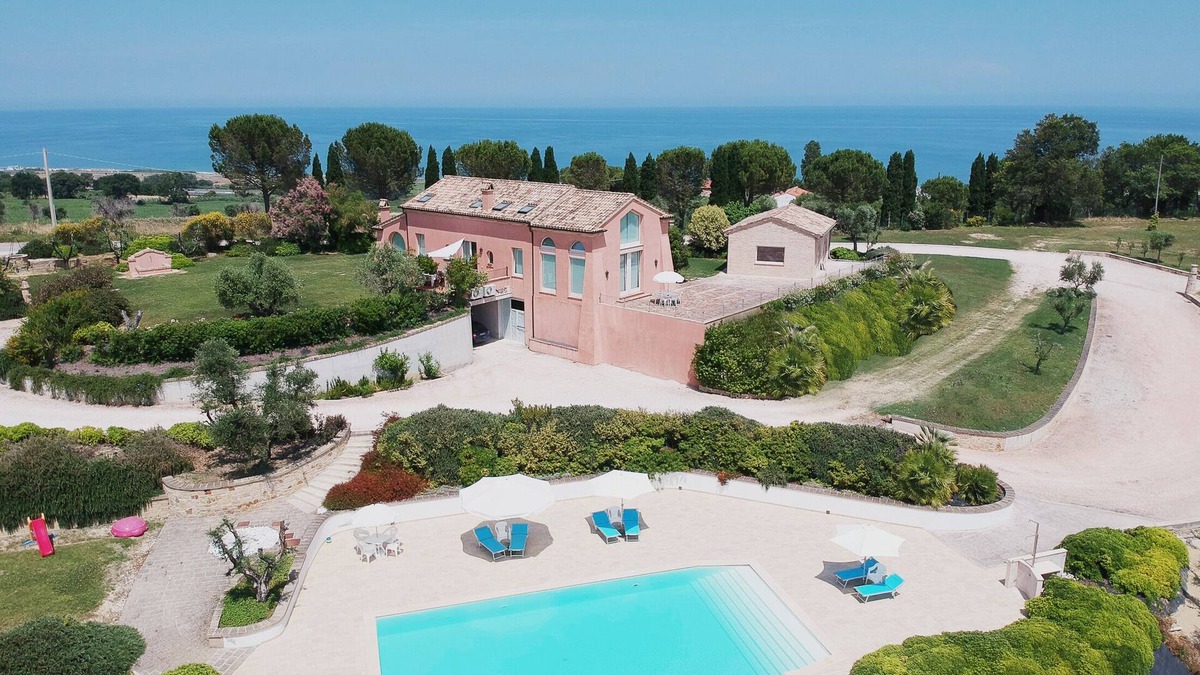Civitanova Marche Villa | Charm and hospitality at 500 meters from the sea. Pool surrounded by greenery