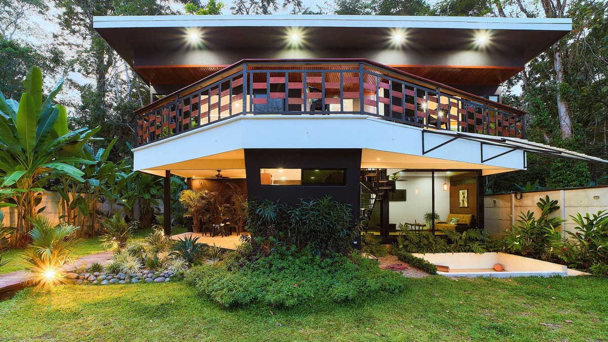 Puerto Viejo de Talamanca Villa | Charming 2-bedroom villa with WiFi, AC, Pool in vibrant Playa Negra,Puerto Viejo