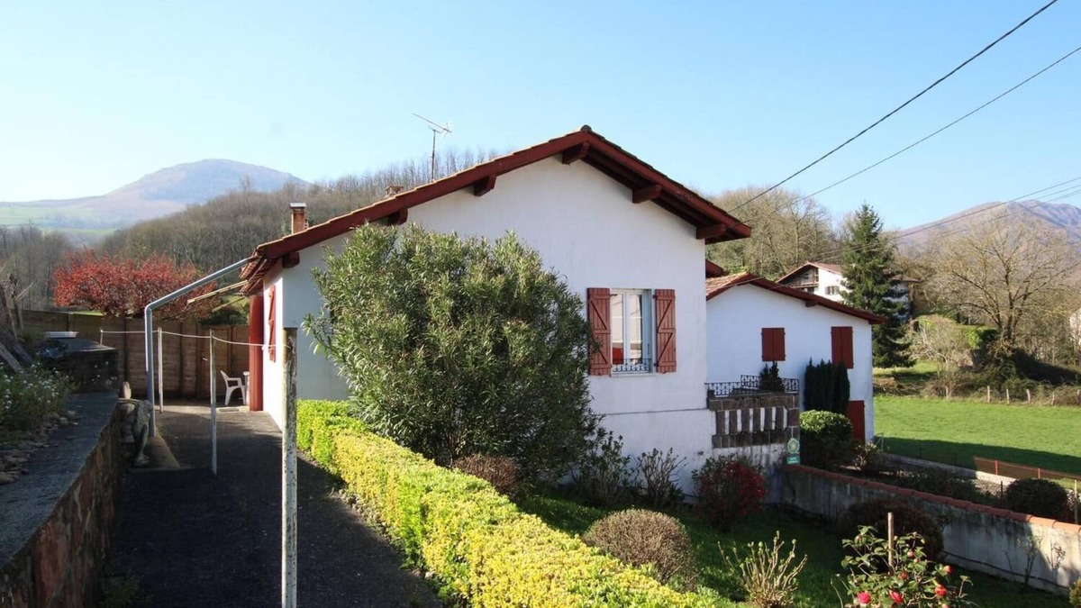 Saint-Etienne-de-Baigorry Apartment | Charming 3 * cottage in the Basque Country