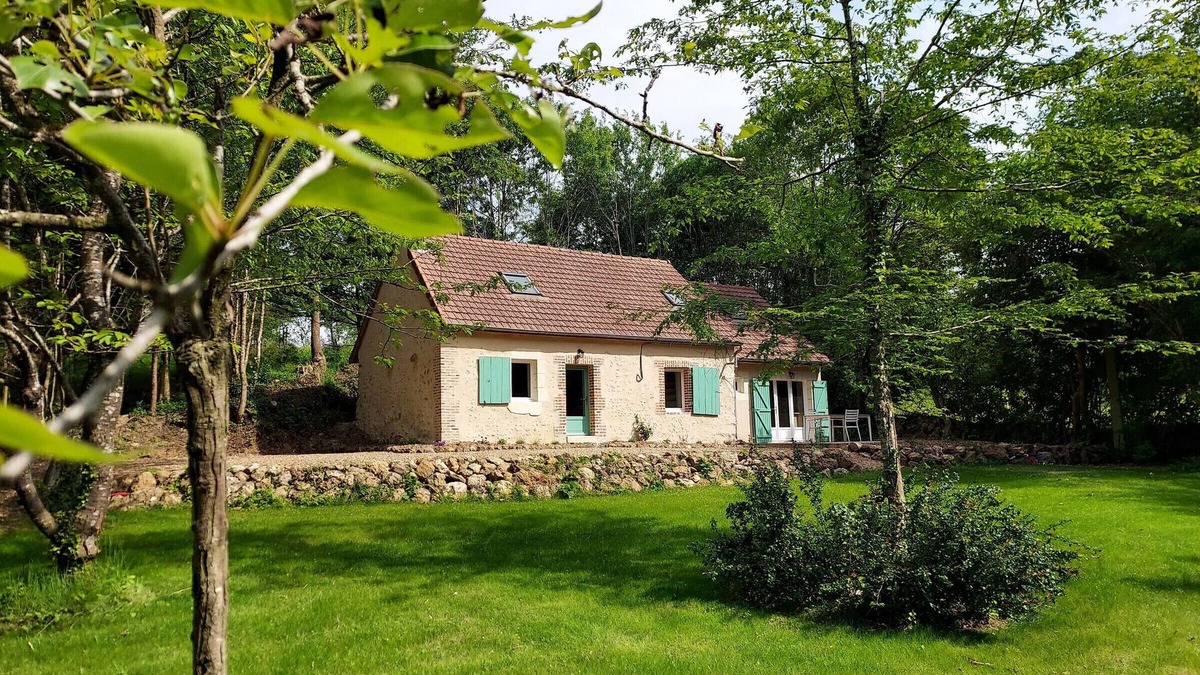 Saint-Georges-de-la-Couee Cottage | Charming Cottage in Peaceful Forest Setting, Near Le Mans – Modern Amenities & High-Speed WiFi