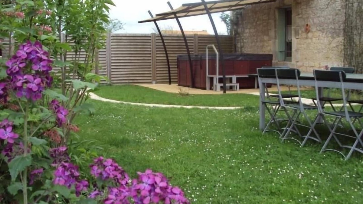 Saint-Martin-de-Fraigneau Cottage | Charming Renovated House with Garden, Spa & Baby Gear, Near Park & Bakery