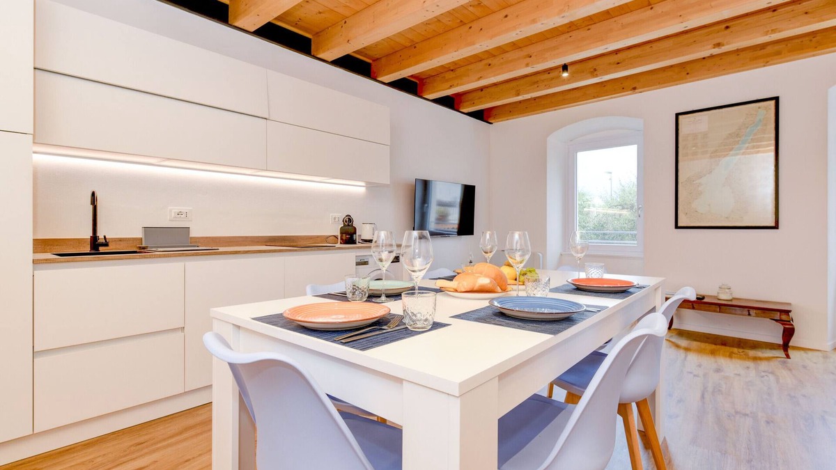 Assenza Apartment | Charm Lakefront Apartment L’isola MGH