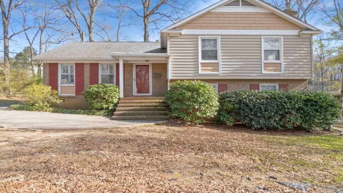 SouthPark House | Charm of Southpark - 4 Beds & Backyard