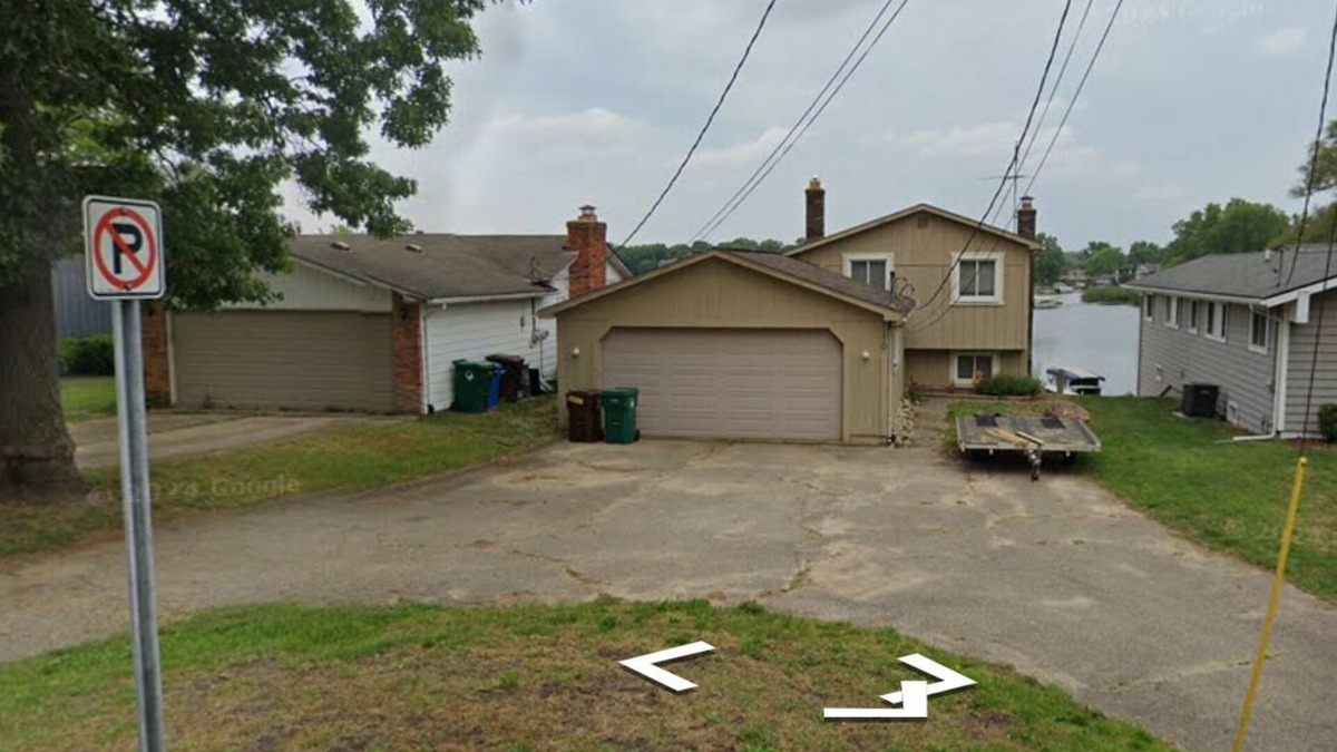 Commerce Township House | Charming 3-BR 1.5-Bath LAKEFRONT home, WiFi, AC in delightful Commerce Township