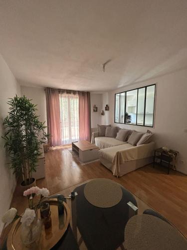 La Celle-sous-Gouzon Apartment | Charmant 2P Cosy Bord de Seine avec terrasse