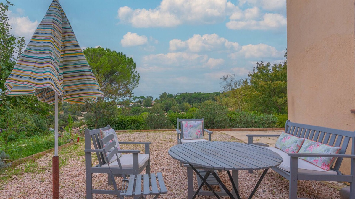 Brignoles Apartment | Charmant Apartment Brignoles with Private Terrace and Air Conditioning