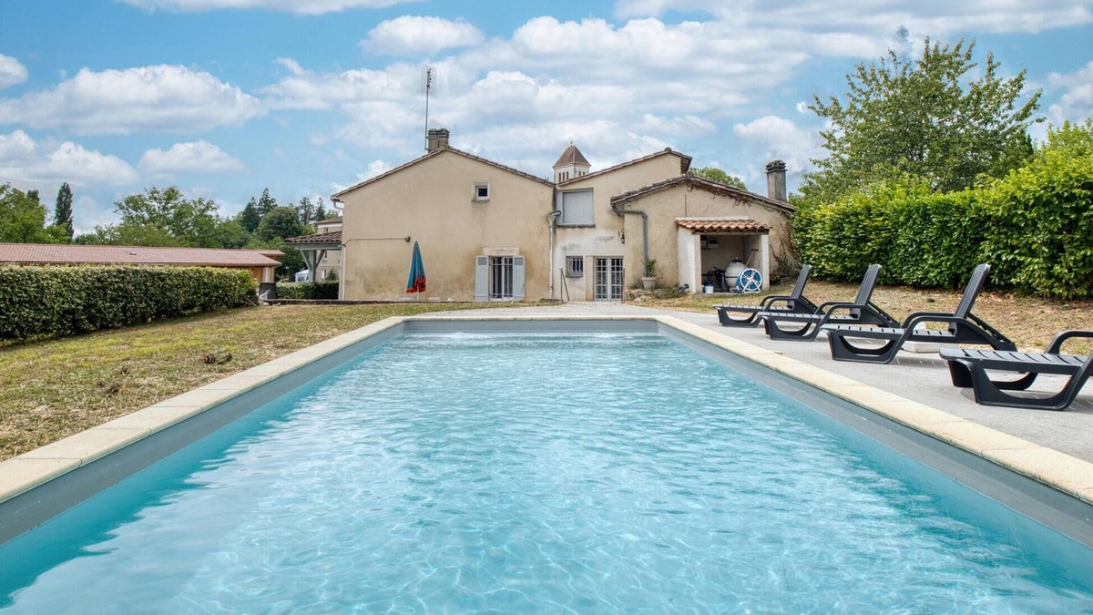 Saint-Germain-du-Salembre House | Charmante Maison avec piscine