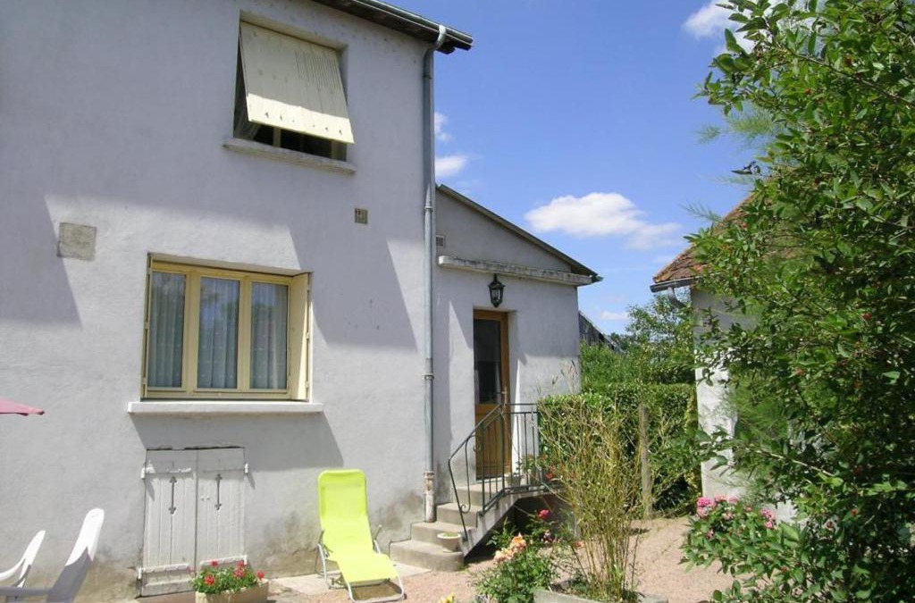 Saint-Ennemond House | Charmant gîte avec jardin privatif, cheminée et tennis gratuit à Saint-Ennemond - FR-1-489-11