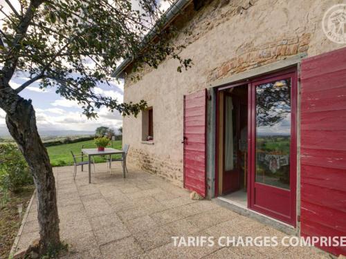 Saint-Marcel-de-Felines Apartment | Charmant gîte avec vue sur les monts du Forez, terrain privatif, proche chateau et bourg pittoresque ! - FR-1-496-173
