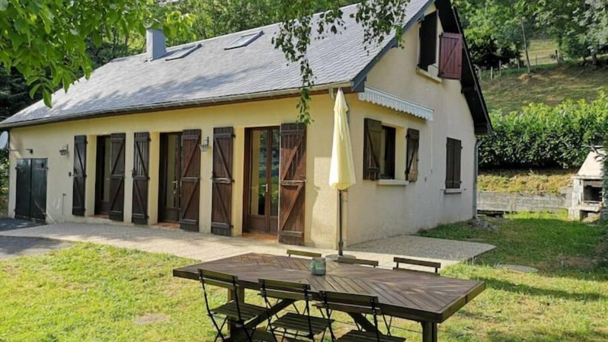 Saint-Paul-de-Salers House | Charmant Gîte de Montagne Avec Cheminée