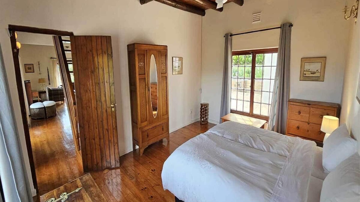 Somerset West Cottage | Charmant Rietgedekt Self-catering Vakantiehuis met Privé Zwembad Somerset West