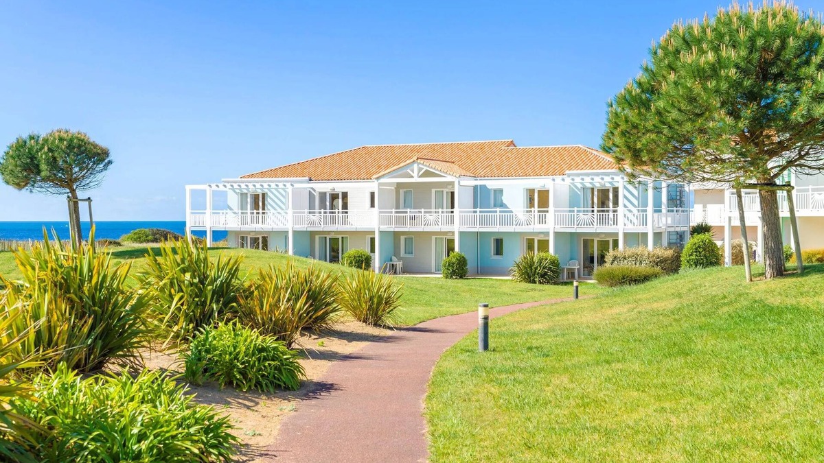 Chateau-d'Olonne Apartment | Charmant studio pour 4 + piscines | En bord du mer