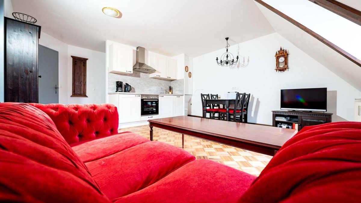 Creglingen Apartment | Charmante, gemütliche Ferienwohnung mit kleinem Balkon und rustikalem Himmelbett