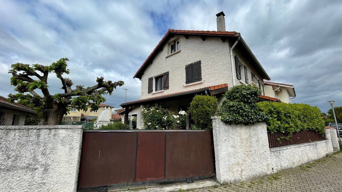 Irigny House | Charmante Maison Avec Jardinet Offrant de 4 à 6 Lits à 10 Minutes de Lyon Centre