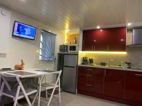 Satillieu House | Charmante petite maison en pierre, avec accès autonome