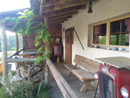 Nenzlingen House | Charmantes Western-Zimmer mit Veranda auf dem Raihof