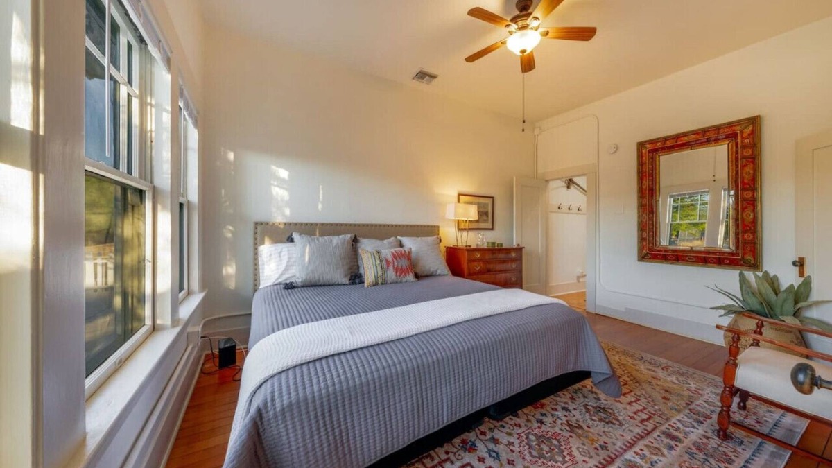 West University House | Charmer/3 Blocks from U of A/1 BR 1 BA/Sleep 3