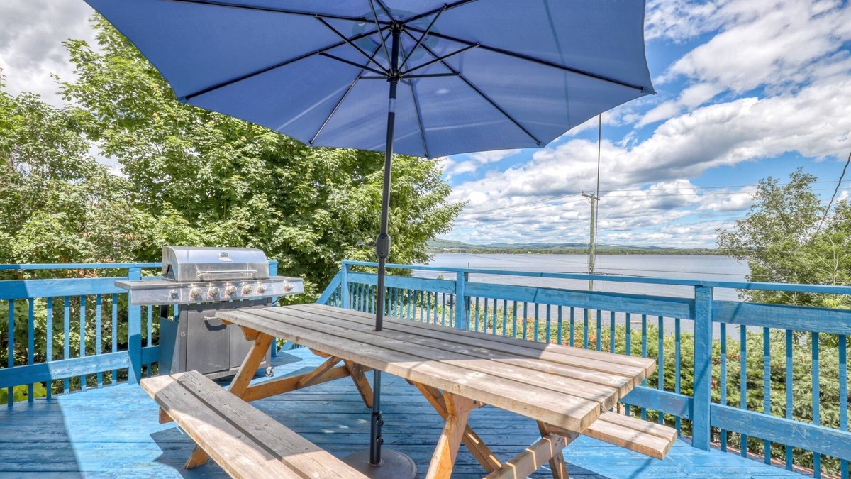 Saint-Gabriel-de-Brandon Ski Chalet | Charming chalet with access and view of the lake!