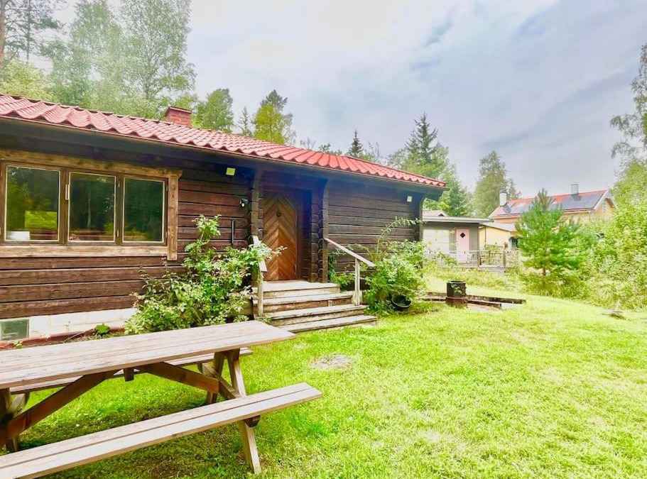 Upplands Vasby Municipality House | Charmig stuga mitt i naturen!