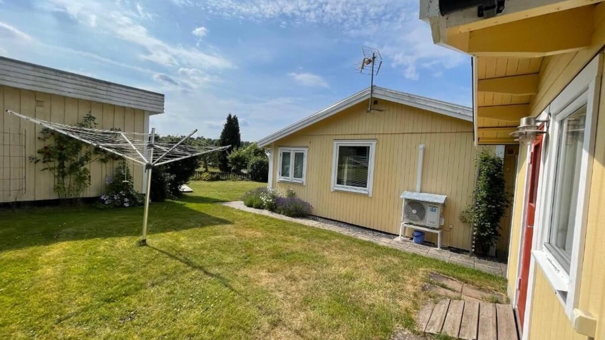 Tibro Villa | Charmigt Villa bredvid sjön Örlen