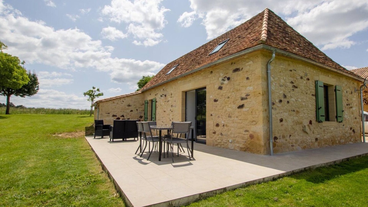 Montferrand-du-Perigord Cottage | Charming Rural Getaway in Dordogne with Large Terrace and Modern Amenities