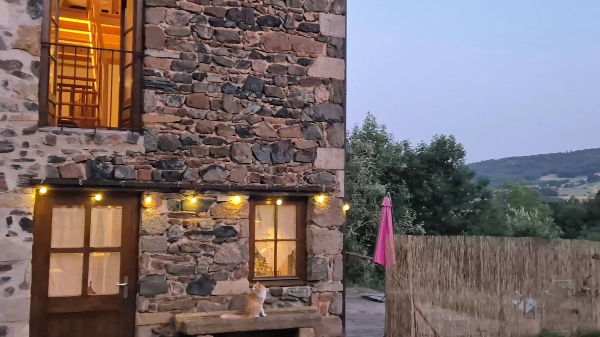 Saint-Julien-sur-Bibost Cottage | Charming stone cottage in the heart of nature.