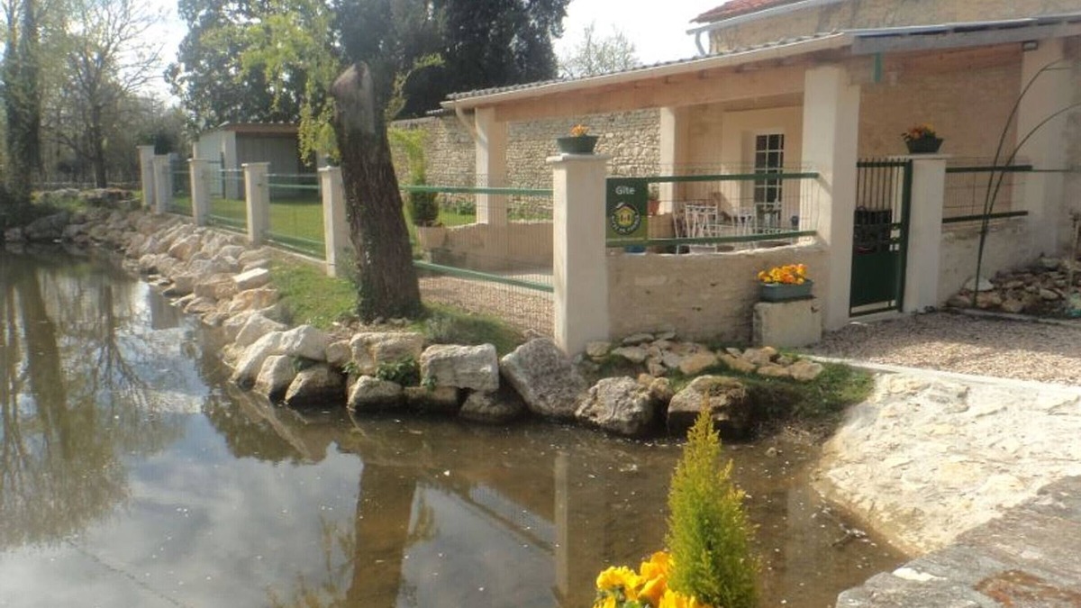 Saint-Sulpice-de-Cognac Cottage | Charming Cottage with Private Garden, Terrace, Fireplace & Close to Vineyards - Pets Welcome!