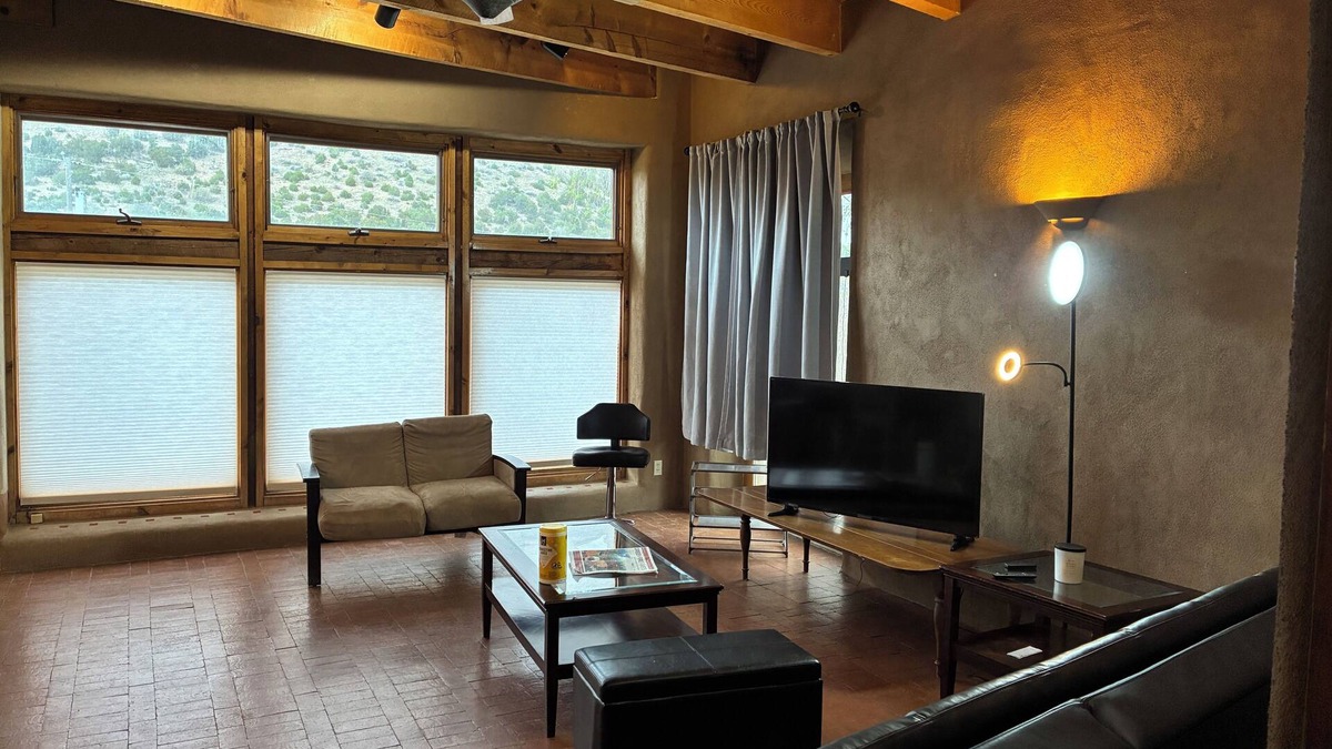 Canoncito House | Charming 1.5 Bedrooms, 1600 sq. Ft Guest House Views/Yard W/D High Ceilings