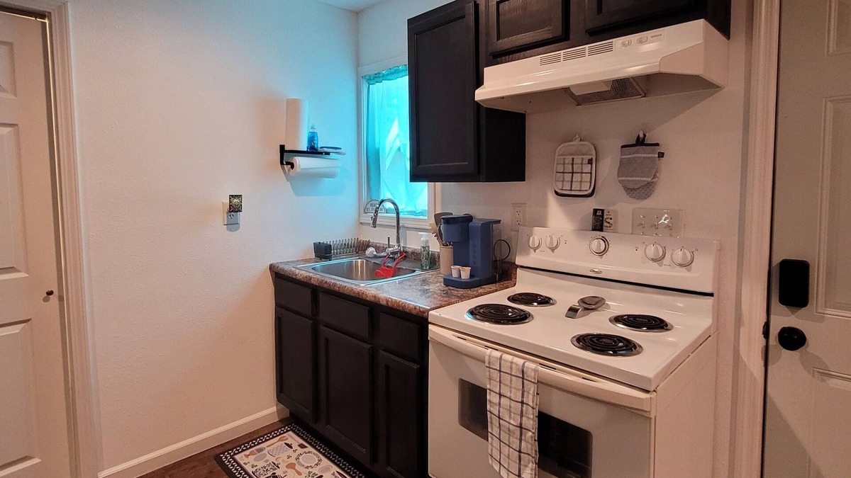 Farmington House | Charming 1-bd house in Downtown Farmington, 1block from Police & Fire stations