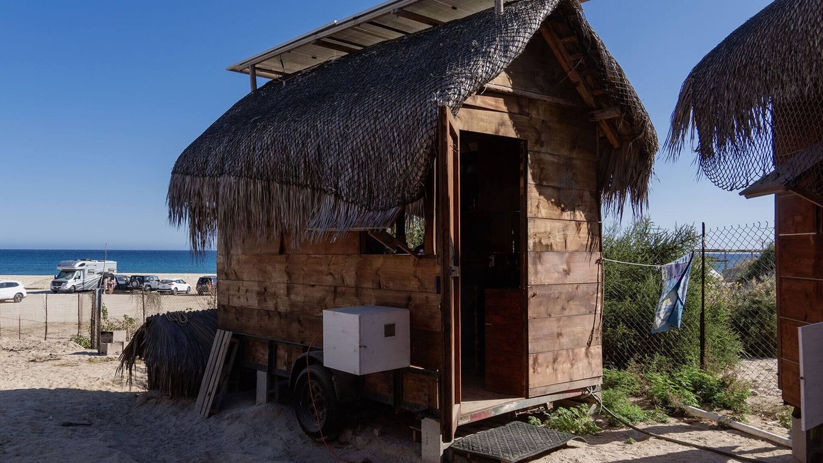 La Fortuna Cabin | Charming 1-bedroom Tiny Home in La Fortuna with WiFi & steps away from the beach