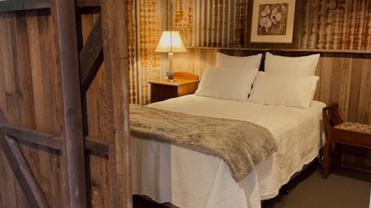 Tenterfield House | Charming 1-Bed Farm Cabin with Wood Fire