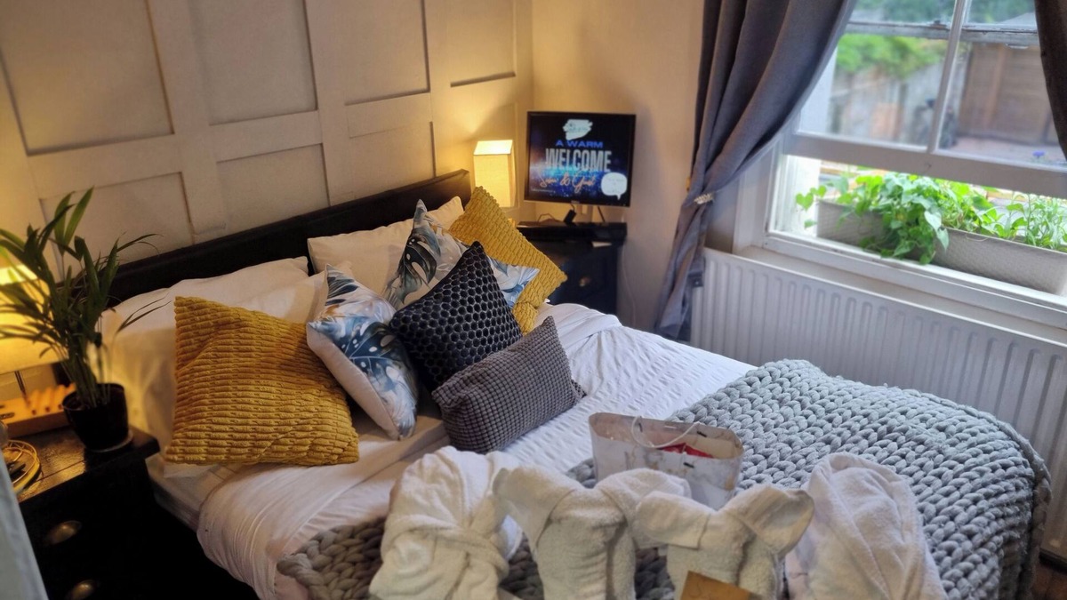 Fulwell and Hampton Hill Apartment | Charming 1-Bed Studio annex, parking, kitchen,WiFi