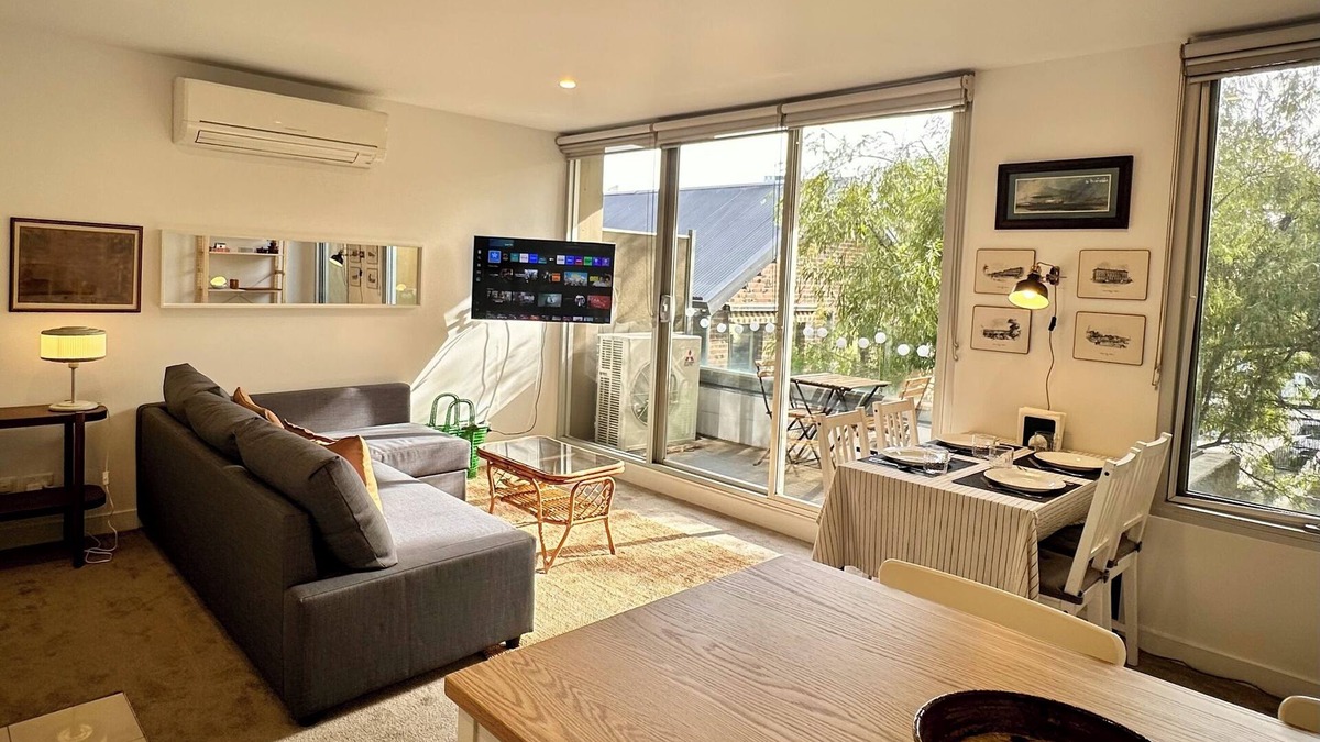 South Melbourne Apartment | Charming 1-bedroom apartment with AC, WiFi in peaceful South Melbourne