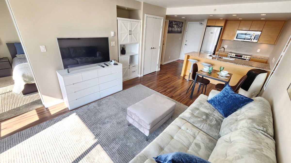 Central Lonsdale Condo | Charming 1-bedroom condo in brilliant North Vancouver with fitness room, WiFi