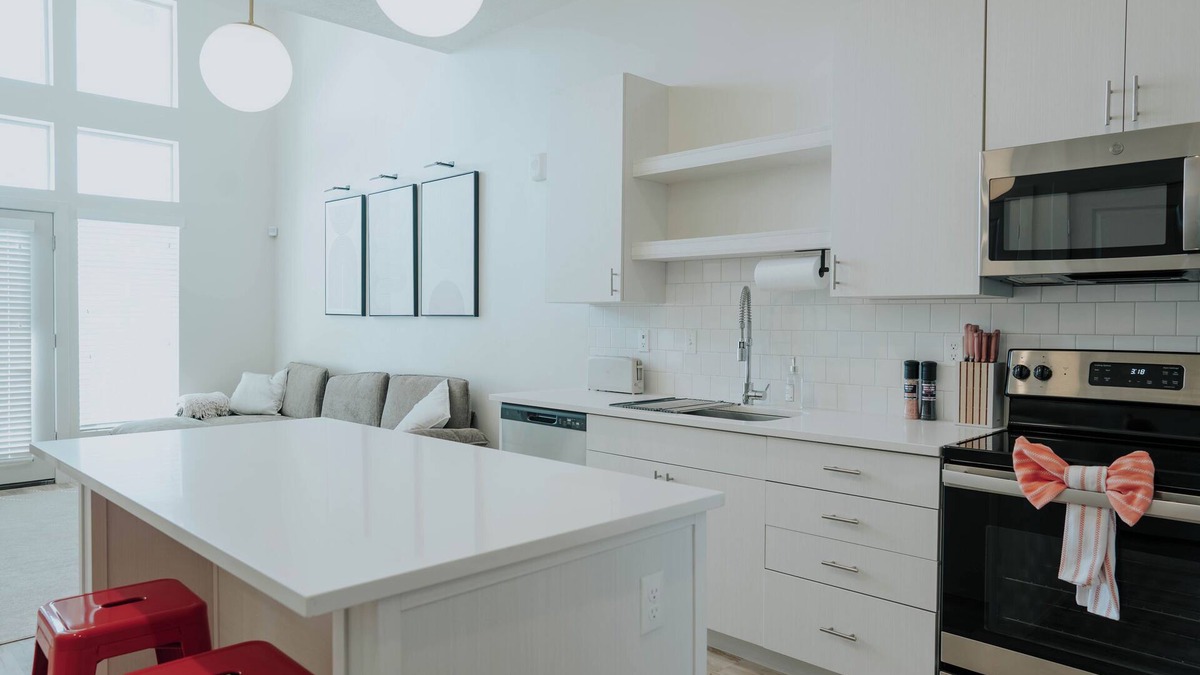 People's Freeway Apartment | Charming 1-bedroom apartment in fabulous South Salt Lake with AC, fitness room