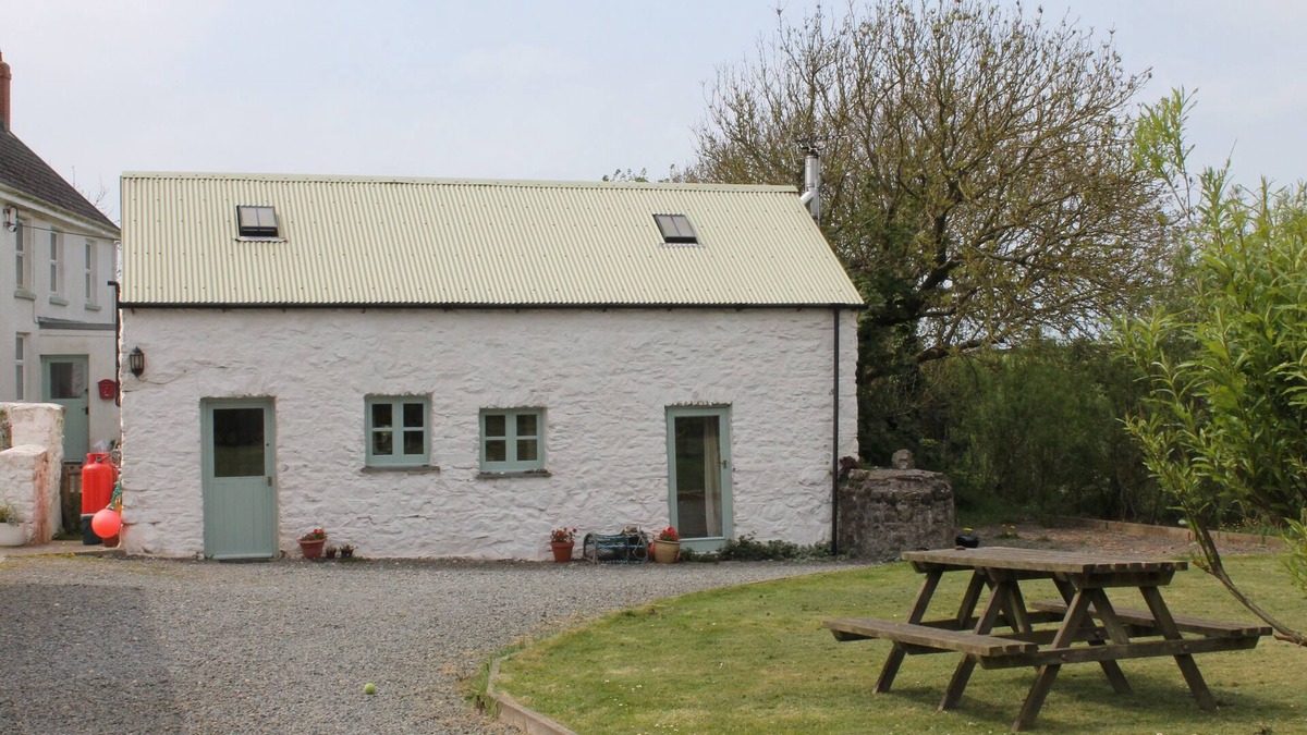 St Brides Cottage | Charming 1 bedroom dog friendly farm cottage