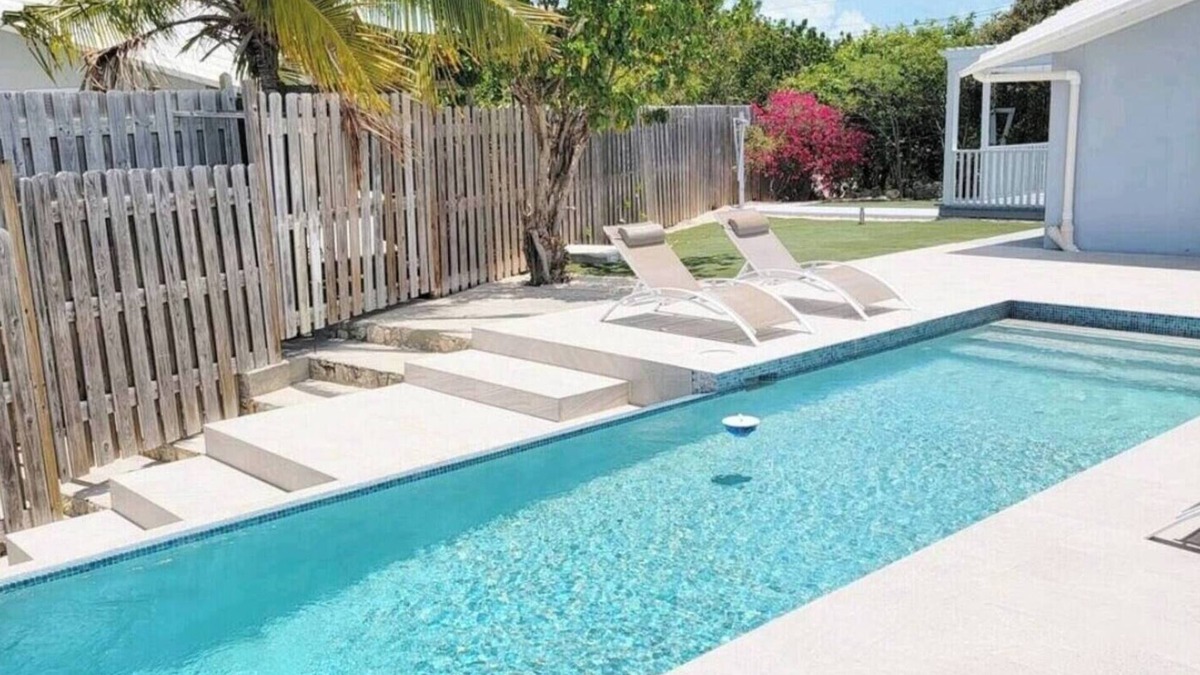 Ocean Point Cottage | Charming 1-bedroom Waterfront cottage in tranquil Chalk Sound